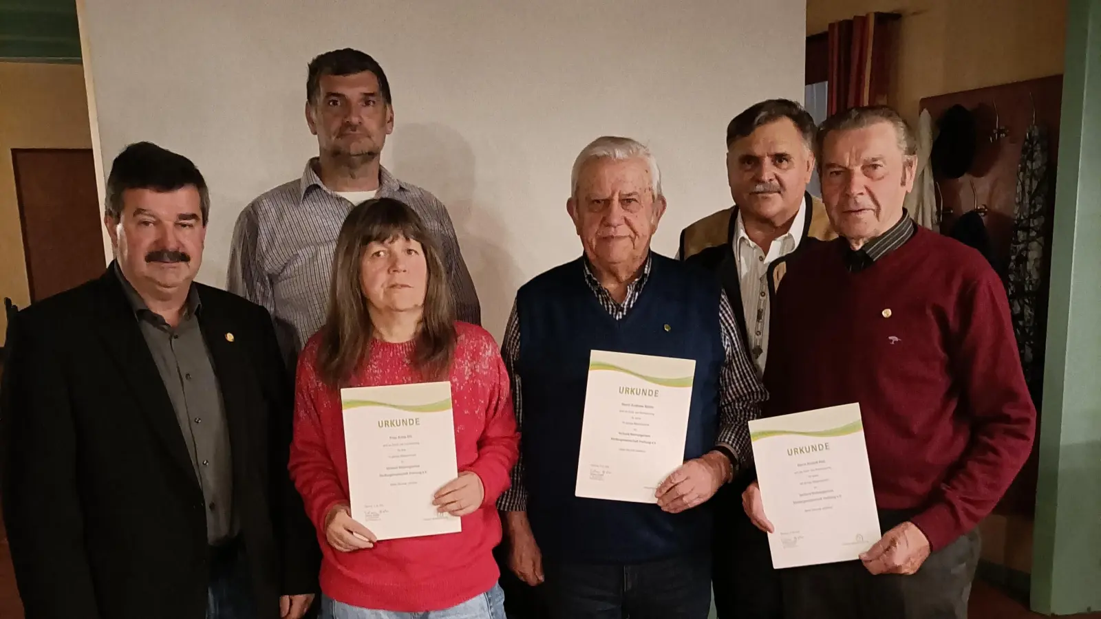 v.links..stellv. Bezirksvors. Hr.Grünbauer, hinten links.2.Vorstand: Manfred Göttlinger : h. rechts: 1. Vorstand Johann Großer : vorne: v.links: Anita Ott,Andreas Böhm, Rudolf Reil (Bild: Erich Apfelbacher)
