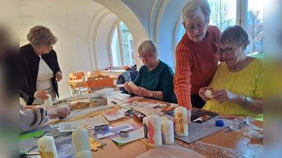 Fleißig und Kreativ bei der Gestaltung der Osterkerzen das Team des Frauenbundes Hahnbach mit ihrer Leitung Hildegard Gallitzendörfer (re im Bild) (Bild: Margarete Hirsch)
