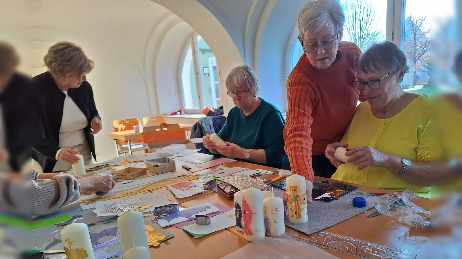 Fleißig und Kreativ bei der Gestaltung der Osterkerzen das Team des Frauenbundes Hahnbach mit ihrer Leitung Hildegard Gallitzendörfer (re im Bild) (Bild: Margarete Hirsch)