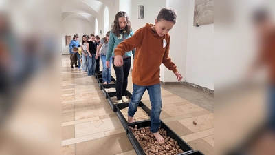 Bild 1: Eines der Highlights des Kinderbibeltages in St. Georg war der Barfußpfad aus dem mobilen Erfahrungsfeld der Sinne (Bild: Gabriele Papp)