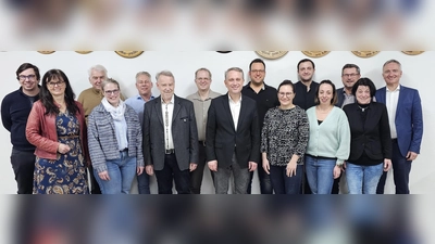 Die neu gewählte Vorstandschaft freut sich auf die Zusammenarbeit und neue Projekte. <br>Von links nach rechts: Manfred Hofmann, Birgit Barth, Hans Klober, Silke Kunz, Martin Bechtoldt, Hubert Siegert, Reiner Hoffmann, Bürgermeister Hermann Böhm, Johannes Hauer, Lisa Grünbauer, Michael Heigl, Sarah Dehling, 2. Bürgermeister Konrad Scharl, Dritte Bürgermeisterin Klaudia Kammerl und MdL Dr. Harald Schwartz.  (Bild: Bernd Lang)