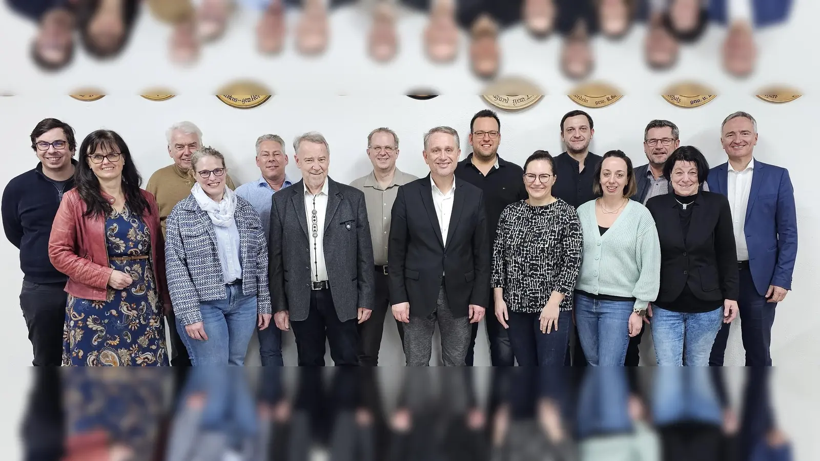 Die neu gewählte Vorstandschaft freut sich auf die Zusammenarbeit und neue Projekte. <br>Von links nach rechts: Manfred Hofmann, Birgit Barth, Hans Klober, Silke Kunz, Martin Bechtoldt, Hubert Siegert, Reiner Hoffmann, Bürgermeister Hermann Böhm, Johannes Hauer, Lisa Grünbauer, Michael Heigl, Sarah Dehling, 2. Bürgermeister Konrad Scharl, Dritte Bürgermeisterin Klaudia Kammerl und MdL Dr. Harald Schwartz.  (Bild: Bernd Lang)