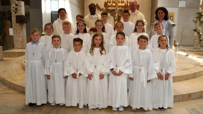 Die 17 Kommunionkinder der Pfarrei St. Antonius/ St. Wolfgang Kümmersbruck mit Kommunionbegleiterin Daniela Settele, Pfarrer Wolfgang Bauer, Pfarrvikar P. Maria Pushpam und Gemeindereferentin Elisabeth Harlander (letzte Reihe von rechts). (Bild: Gerhard Donhauser/ Foto Frey)