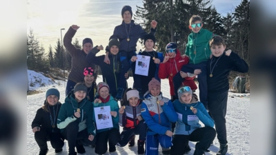So sehen Oberpfalzmeister aus! Sowohl die Jungen als auch die Mädchen vom EG konnten im Bezirksfinale der Schulen im Skilanglauf beide Goldmedallien mit nach Hause nehmen. (Bild: Iris Sehnke-Renner)