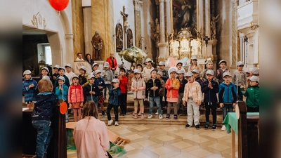 Alle Vorschulkinder singen Ade du schöne Kindergartenzeit (Bild: Maike Beimler)