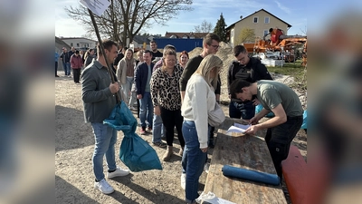Insgesamt 34 Schwandorfer Familien holten sich ihr Obstbäumchen im Städtischen Bauhof in der Werthstraße ab.  (Bild: Lara Schmaus)