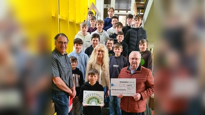 Schüler der 6. Jahrgangsstufe übergaben gemeinsam mit der Initiatorin Birgit Winter-Pausch und dem Schulleiter Michael Meier die Weihnachtsspende an Herbert Putzer, Vorsitzender der Kinderkrebshilfe Oberpfalz Nord.  (Bild: Birgit Winter-Pausch)