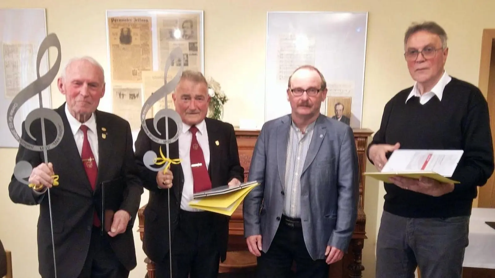 Karl Hrrmann, Vors. des Sängerkreises Nordoberpfalz überreichte Nadeln und Urkunden, verbunden mit Erinnerungsgeschenken an Günther Lindner (linsk), Gerald Plannerer (Zweiter von links) und Chorleiter Bertram Nold (rechts). (Bild: Bertram Nold)