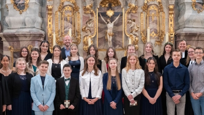 Die Konfirmanden in St. Michael wurden von den Pfarrerinnen Barbara Berckmüller, Christiane Weber und Stefanie Endruweit gesegnet, hier die erste Gruppe. (Bild: Frank Hennig/exb)