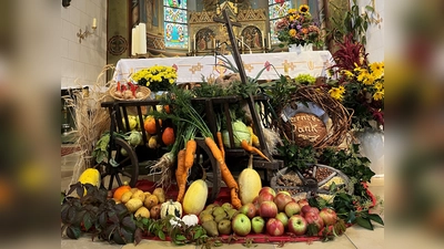 Ein üppiger Erntealtar mit allem, was Feld und Garten zu bieten haben, war in der Pfarrkirche St. Nikolaus Unterauerbach zum Erntedank aufgebaut.<br> (Bild: Franz Grabinger)
