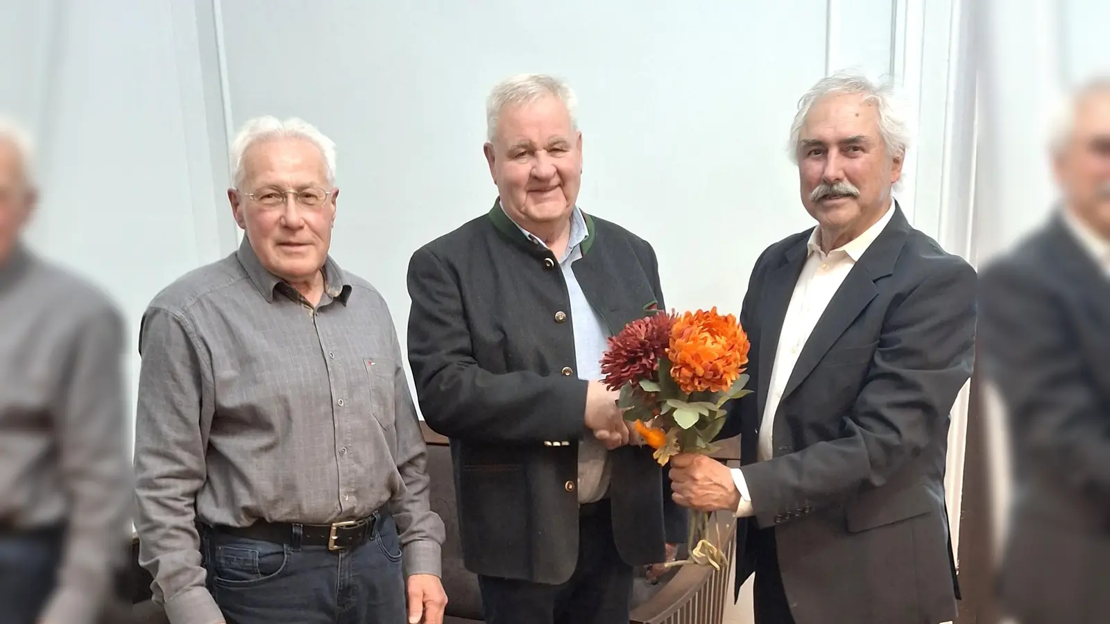 von rechts nach links: 1. Hauptvereinsvorsitzenden Dr. Preißer, seinen neu gewählten Stellvertreter Eberhard Polland aus Tirschenreuth und Hauptkassier Rolf Linhart  (Bild: Gabi Preißer)