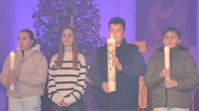 Zum Evangelium wurde ein Anspiel gemacht. Die Darsteller waren Hanna (Maria Schweigl), Maria (Paula Schießl), Josef (Johannes Wittmann) und Simeon (Luis Selch) (von links). (Bild: Peter Garreiss)