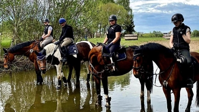  Das Bild zeigt vier Teilnehmer von links nach rechts: Lea Kuhl, 2. Vorsitzender Roland Boost, Amaya Schöneich und Anna Meyer. (Bild: Roland Boost)