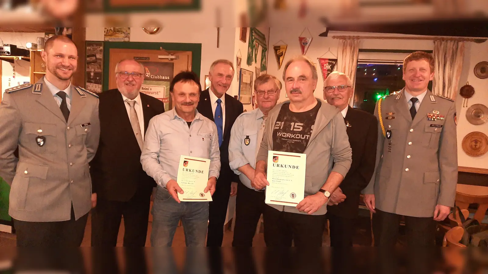 Bertram Gebhard überreichte für langjährige Treue Urkunden. v.links: Kompaniechef Hauptmann Markus Watko; Bürgermeister Anton Peter; Lorenz Hirsch; Bertram Gebhard, Vorsitzender vom Verband der Reservisten; Peter Friedrichs, 1. Vorsitzender; Hans Windl; Rudolf Neuberger, 2. Vorsitzender; Oberstabsfeldwebel Günter Hölldobler. (Bild: Gerhard Dörfler)