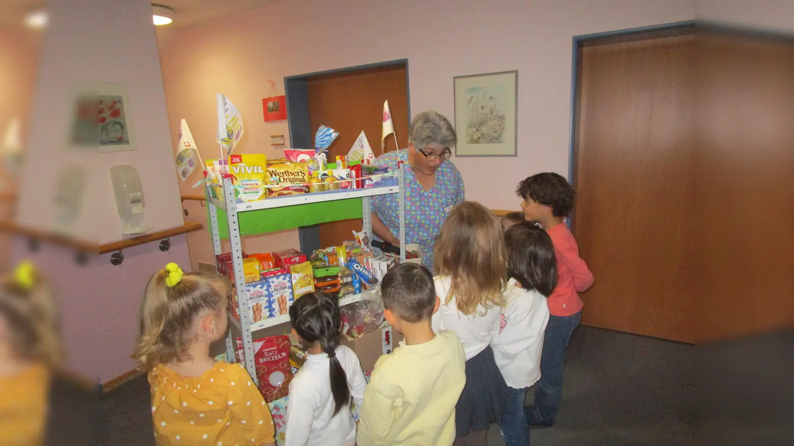 Die Marienheim-Kindergartenkinder helfen „Tante Emma” beim Verkauf im Altenheim (Bild: Daniela Donhauser)