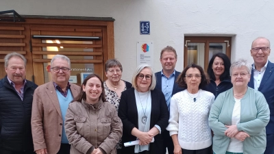 Den Vorstand der Tafel bilden (von links) Hans Brandl, Toni Dutz, Carola Müller, Silvia Schemm, Nicole Fürst, Stefan Grillmeier, Gabriele Neumüller-Wölfl, Carolin Weber-Bittner, Anette Monreal und Wolfgang Gropengießer. (Bild: Tafel Mitterteich/exb)