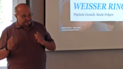 Referent Helmut Reinhardt vom Weissen Ring (Bild: Norbert Mitlmeier)