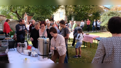 In gesellschaftlicher Runde traf man sich nach dem Gottesdienst am Sonntag zum Kirchenkaffee. (Bild: Fred Lehner)