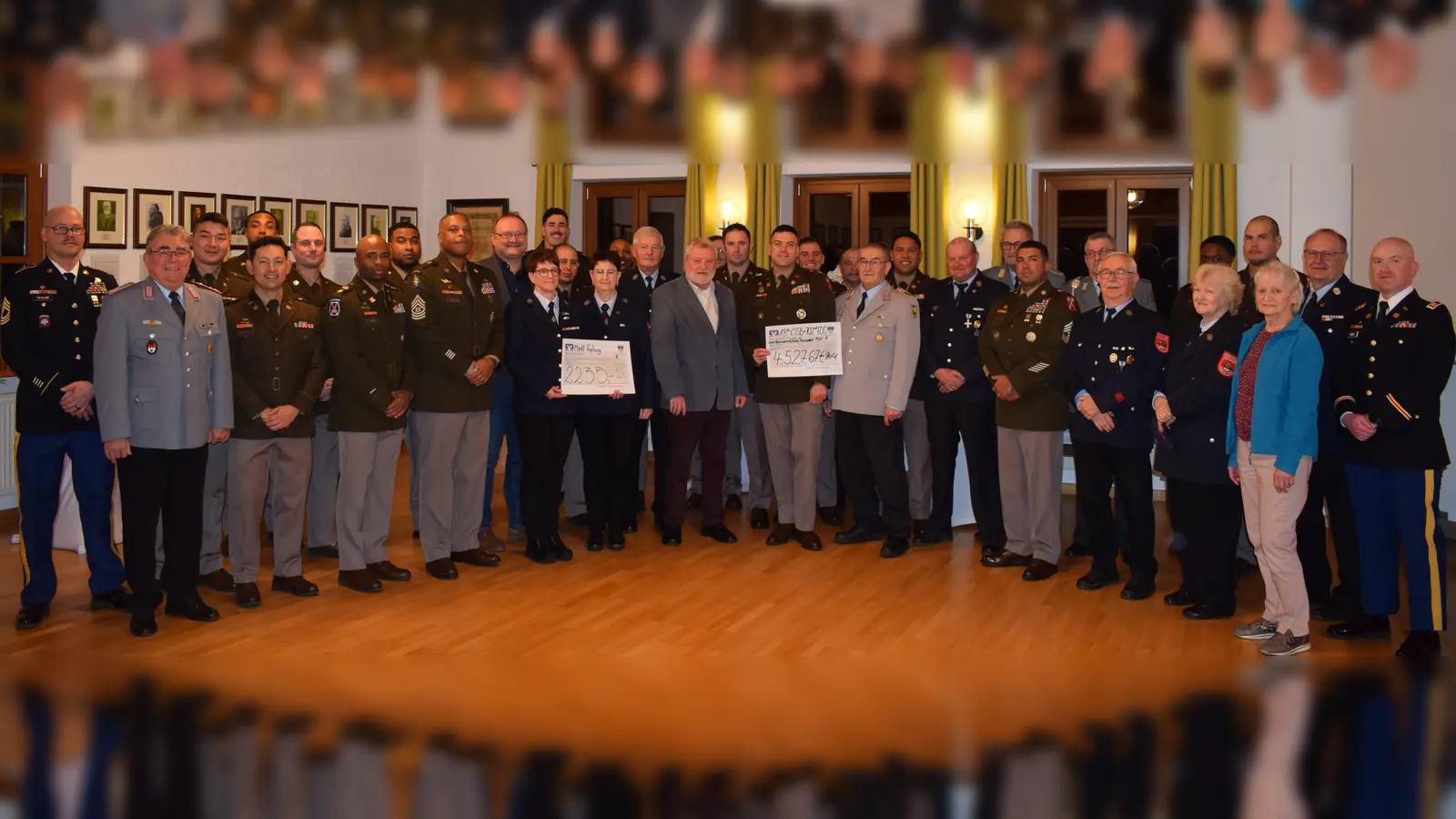 Bei der Spendenübergabe im Freihunger Rathaus an den Volksbund Deutsche Kriegsgräberfürsorge. Im Bild, vordere Reihe von links: RK-Vorsitzender Norbert Bücherl, Bürgermeister Uwe König (10. v.l.), Isolde Schmidt, Alexandra Graf, Josef Götz, Hartmut Schendzielorz, Lieutenant Thompson (702. EOD), LtCol Nicholas Gauvin, Stabsfeldwebel d.R. Gerhard Lindthaler, Alfons Merkl jun., First Sergeant Arriaga, Johann Schmidschneider, Brigitte Böhm, Heidi Lindthaler, Dieter Graf und Captain Pake Davis.  (Bild: Patrick Horn)