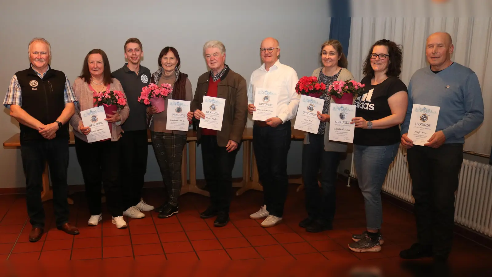 Vorstand und langjährige Mitglieder: 1. Vorstand Rudi Pösl, Gabi Werner (geehrt für 60 Jahre), 2. Vorstand David Pronath, Marianne und Heinz Heller (50), Stefan Dorschner (50), Ines Bösl (40), Elisabeth Meier (25) und Josef Lorenz (40) -von links. (Bild: Hans Hauser)