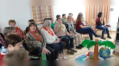 Die Frauen beim Gebet; in die Mitte Symbole von den Cookinseln. (Bild: Rita Gleißner)