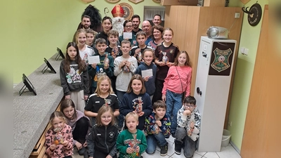 Beim Nikolausschießen gewann Luis Lindner in der Jugendklasse, sowie unsere Schützenliesl Katrin Schönl sich durch Würfeln an die Spitze in der Schützenklasse setzte. Dazu gratulierten besonders Schützenmeister Matthias Reis, sowie der Nikolaus und sein Knecht Rudolf.. (Bild: Hans Schlosser)