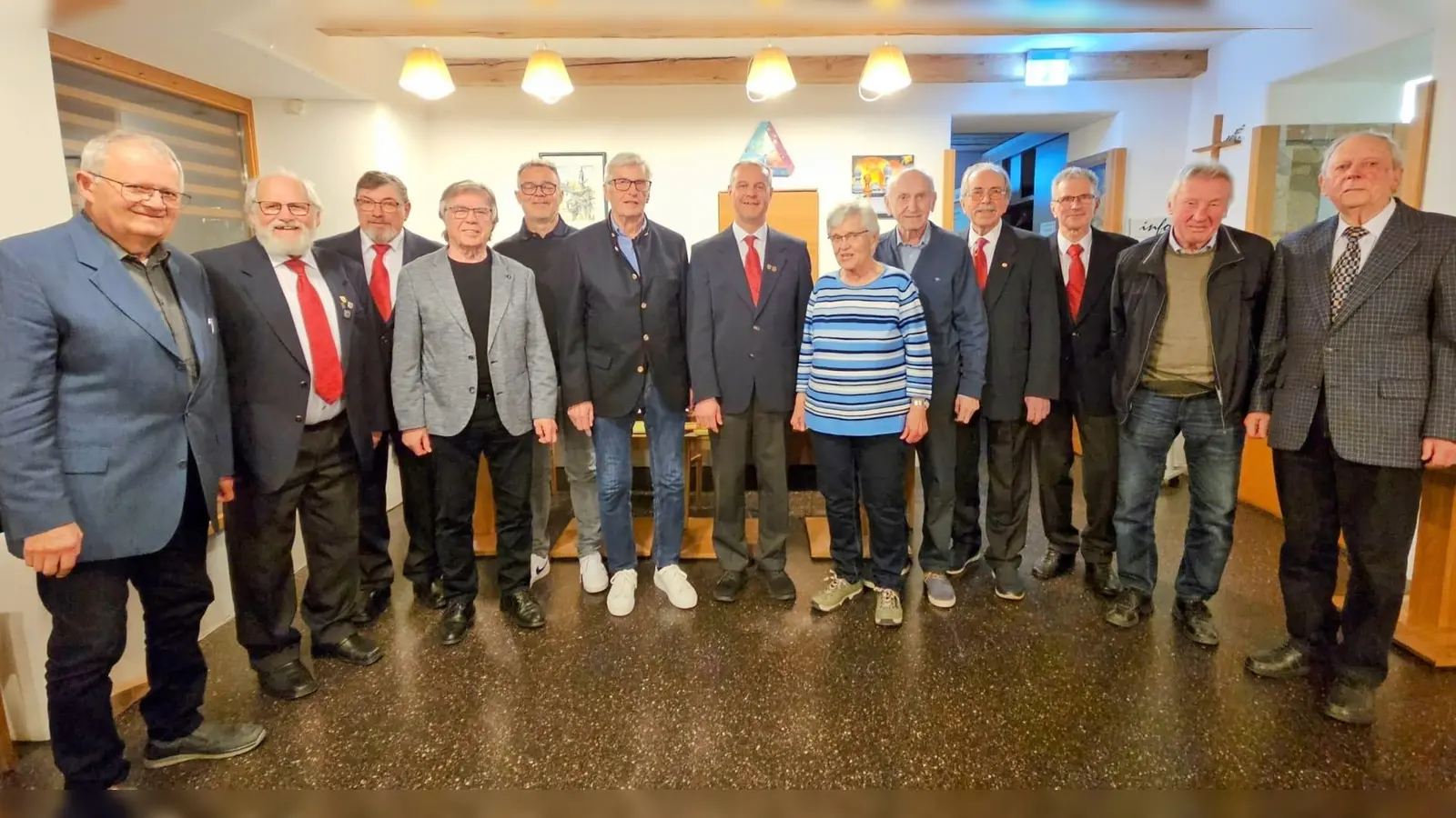 Das Foto zeigt die zuletzt amtierende Vorstandschaft sowie die zu Ehrenden. (Bild: Markus Schuller)