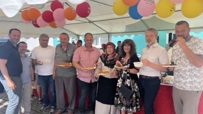 Leckeres Essen und Gespräche beim Fest der türkisch-muslimischen Gemeinde Schwandorf: Ferdi Eraslan, Imam İrfan Işık, Hakkı Torlakci, Mustafa Eraslan, Stefan Mändl, Serife Eraslan, Daniela Wopperer und ihr Mann, der 2. Bürgermeister von Schwandorf Andreas Wopperer, sowie Stadtrat Christian Eimer (von links). (Bild: Thomas Dobler)