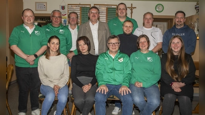 Der neu gewählte Vereinsausschuss des 1.FC Schlicht mit Bürgermeister. Stehend von links Manuel Bönisch, Wolfgang Merkl, Edwin Münster, Bgm. Hans – Martin Schertl, Christian Weiß, Julian Liebenow, Stefan Bönisch und Manuel Rittner; sitzend Sonja Schulz, Andrea Weiß, Vorstand Stefan Weiß, Elisabeth Merkl und Celine König.  (Bild: Christian Trummer)