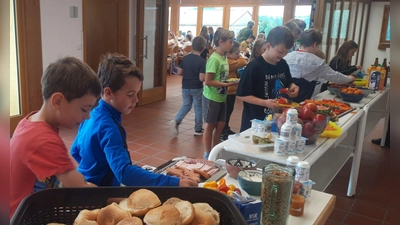  Die Auswahl war enorm und alle Mädchen und Buben ließen es sich schmecken. (Bild: Magdalena Prechtl, Grundschule Leuchtenberg)