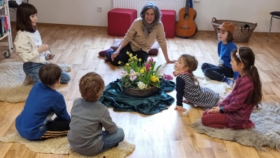 Kinder beim Gesang und tanz (Bild: Georg Dürr)