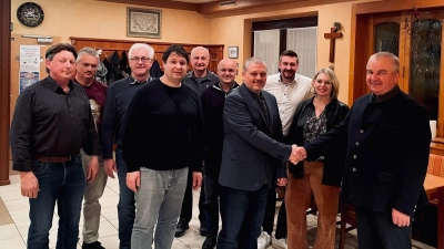Gratulation an den neu gewählten 1. Vorsitzenden Ries Joachim durch seinen Vorgänger Deichl Josef. Altmann Andreas, Schärtl Johann, Obendorfer Erhard, Lorenz Gerald, Scharf Andreas, Neidl Erwin, Ries Joachim, Richthammer Uli , Dirrigl Michaela, Deichl Josef (von links).  (Bild: Michaela Dirrigl)