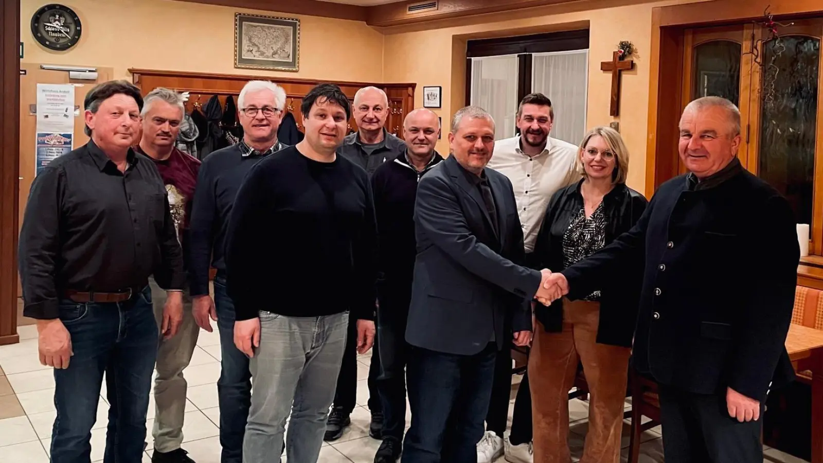 Gratulation an den neu gewählten 1. Vorsitzenden Ries Joachim durch seinen Vorgänger Deichl Josef. Altmann Andreas, Schärtl Johann, Obendorfer Erhard, Lorenz Gerald, Scharf Andreas, Neidl Erwin, Ries Joachim, Richthammer Uli , Dirrigl Michaela, Deichl Josef (von links).  (Bild: Michaela Dirrigl)