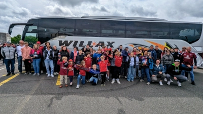  Die kleinen und großen Clubfans erreichen gut gelaunt das Max-Morlock-Stadion in Nürnberg im Bus der Firma Willax. (Bild: Johannes Rumpler)