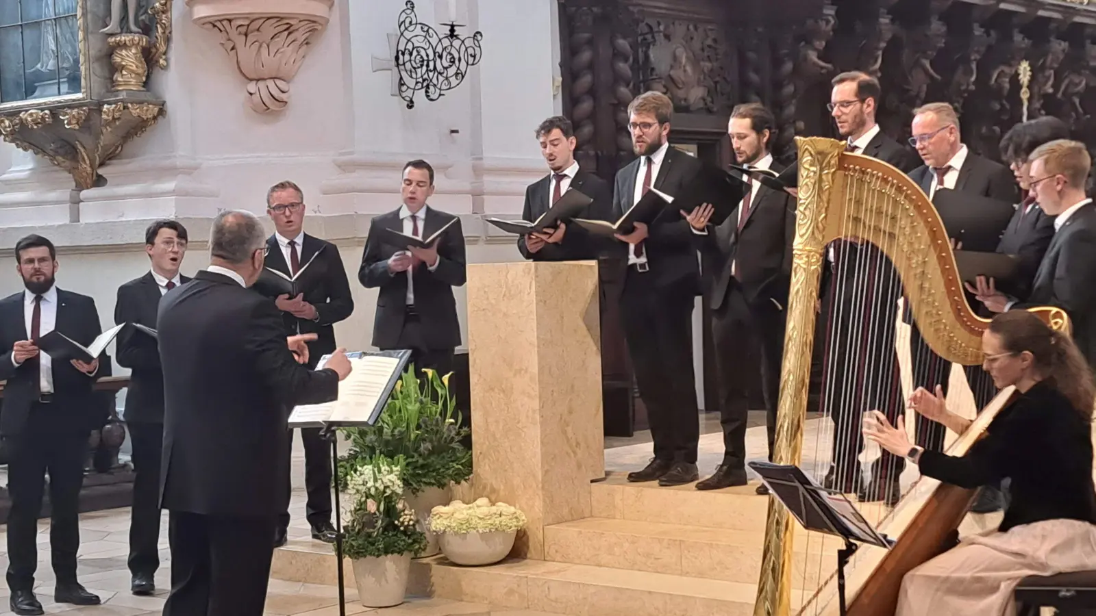 Das Vokalensemble Hubert Velten, unter der Leitung von Regionaldekan Holger Kruschina, präsentierte eine beeindruckende Darbietung von geistlichen Werken. (Bild: Johannes Röttges )