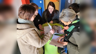 Studierende bei der Arbeit mit dem Buch „Mein Name ist Eugen“ (Bild: Elke Kusche)