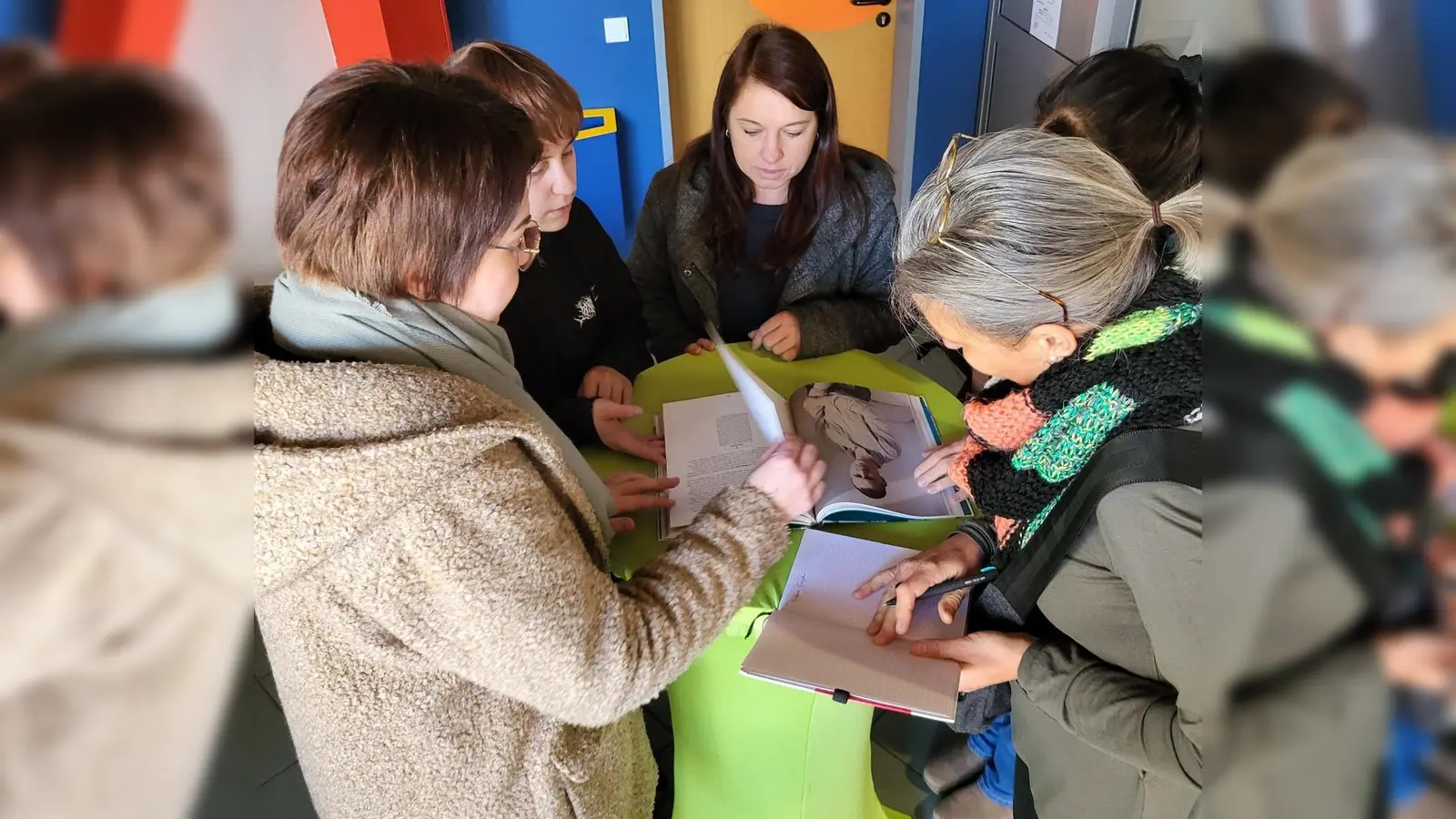 Studierende bei der Arbeit mit dem Buch „Mein Name ist Eugen“ (Bild: Elke Kusche)
