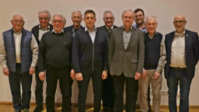Die neue Vorstandschaft des Männervereins St. Josef Nabburg mit Vorsitzendem Walter Elberskirch (Vierter von rechts). Er steht weiter an der Spitze der christlichen Männervereinigung der Pfarrei. Neu im Gremium sind Kassier Simon Weidner (Dritter von links) und stellv. Vorsitzender Norbert Irlbacher (Fünfter von links). (Bild: Rainer Appelt)