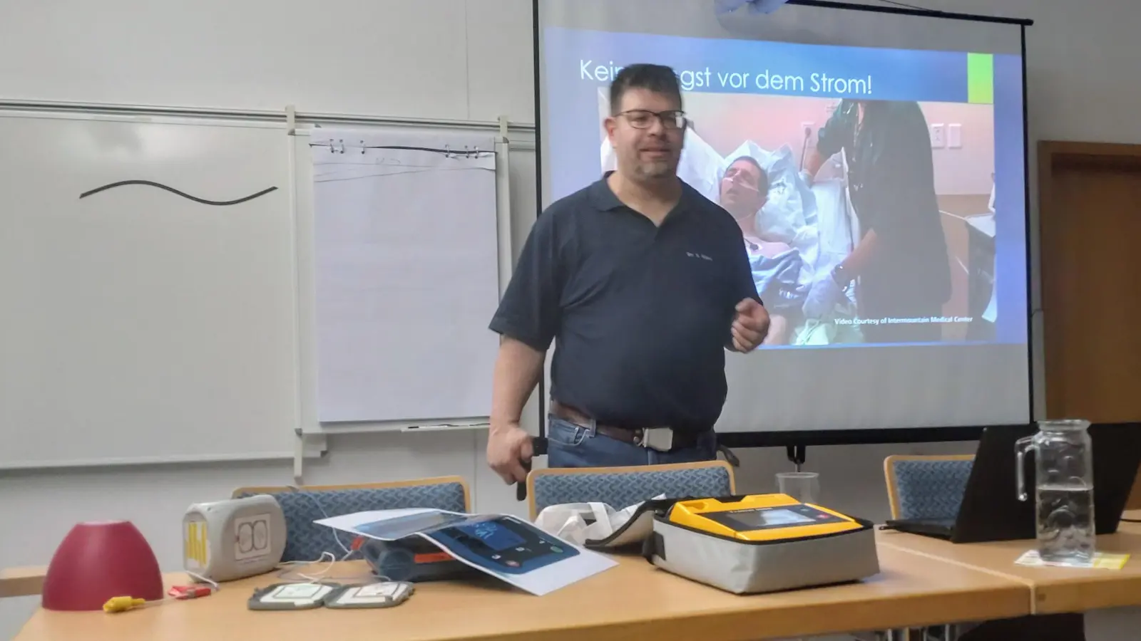 Notarzt Dr. Sven Mörk bei seinem anschaulichen Vortrag (Bild: Birgit Singer-Grimm)