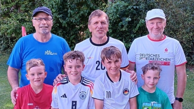 Hintere Reihe vlnr die Prüfer: Roland Prühäuser, Martin Niebler, Clemens Paulus mit erfolgreichen Nachwuchsportlern (Bild: Hans Peter Hubmann)