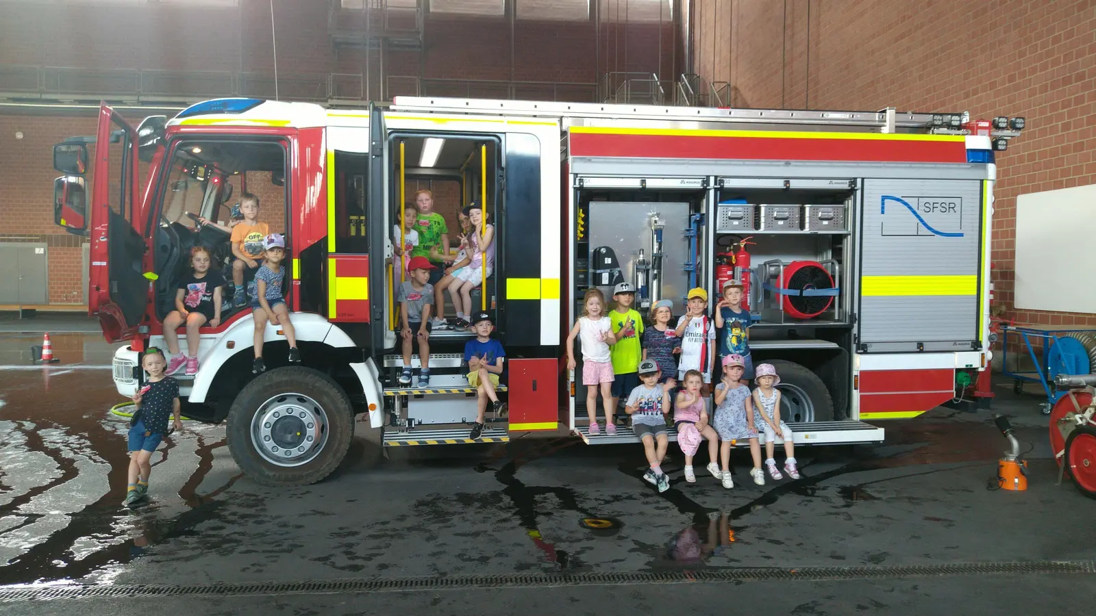 Kinder aus Amberg machten einen Ausflug zur Feuerwehrschule nach Regensburg. (Bild: Christian Lorenz/exb)