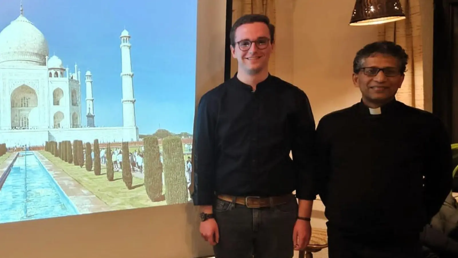 Im Bild (von links nach rechts): Adrian Käß und Pfarrer Joseph. (Bild: Reiner Gärtner)