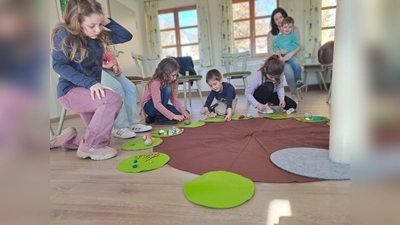Mit Stein und Herz: Die Kinder gestalten die Legearbeit zur biblischen Erzählung und entdecken, wie Jesus uns ein neues Herz schenkt. (Bild: Vera Strehl)
