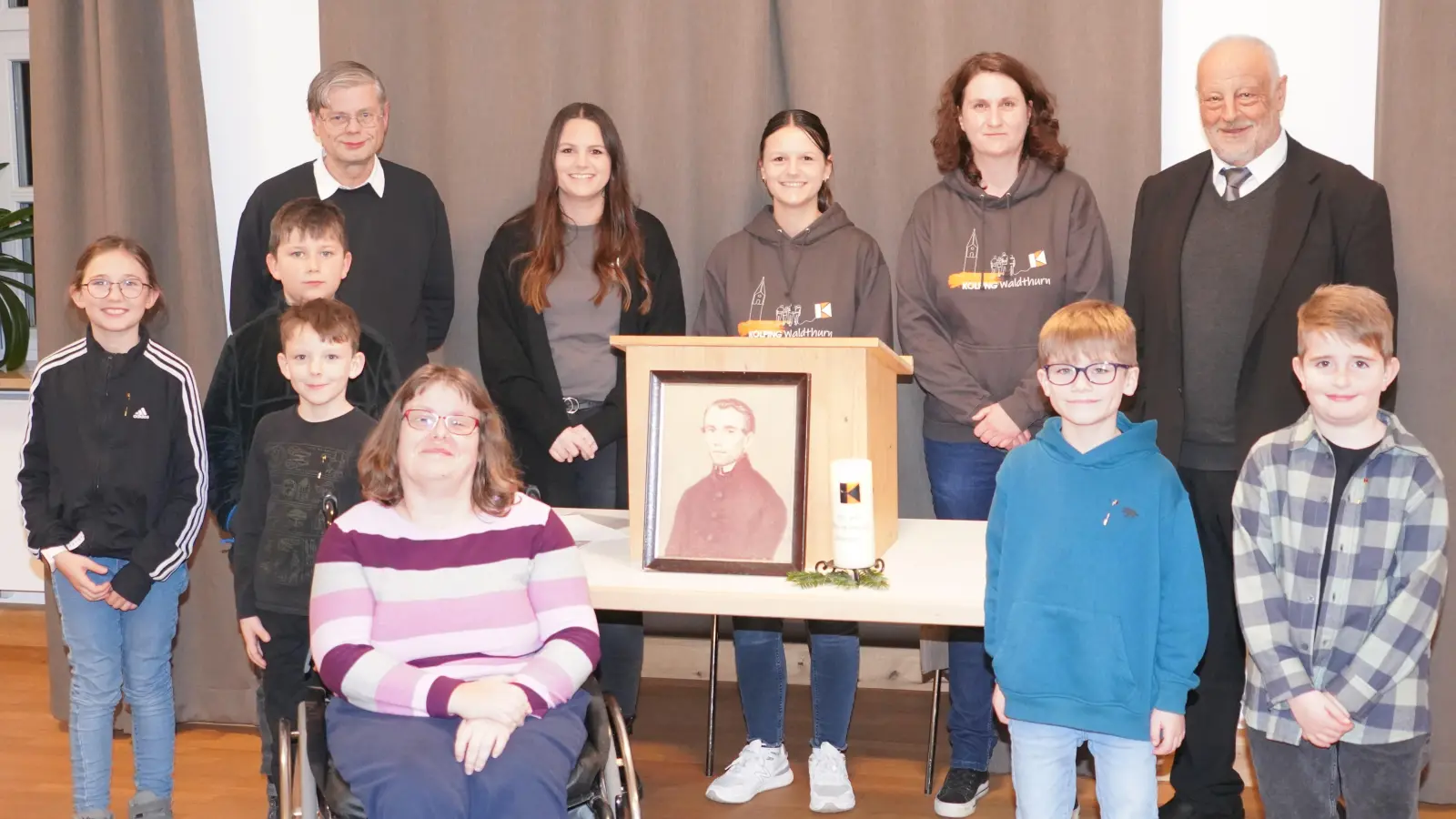 Tanja Müller (Vorne Mitte) wird beim Kolpinggedenktag in Waldthurn für ihre 25-jährige Mitgliedschaft bei der Kolpingsfamilie Waldthurn geehrt. Neu aufgenommen werden (vorne von links: Emilia Lindner, Jonas Lindner und davor Luca Maier. Ebenfalls neu dabei sind Anton Weig (Zweiter von rechts und Noah Graf (rechts). (Bild: Franz Völkl)