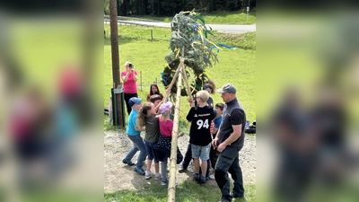 Der OWV Georgenberg stellt mit Kindern einen extra Maibaum auf. (Bild: Sven Thalhauser/exb)