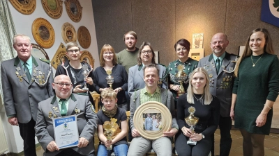 Die Pokal und Scheibengewinner freuen sich mit den beiden Schützenmeistern Karlheinz Hagner (stehend 1.v.l,) und Johannes Zeug (stehend 2.v.r.) (Bild: Katharina Zeug)