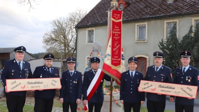 Freude allerseits herrschte nach dem Patenbitten durch Vorsitzenden Jens Gotthardt (Dritter von rechts) an die Feuerwehren Püchersreuth und Floß. (Bild: Feuerwehr Schönkirch/exb)