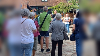 Gruppe bei der Destillerie  (Bild: Irene Zeller)