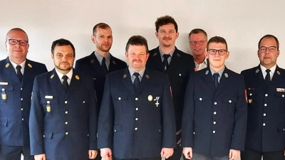 Die Feuerwehr Massenricht wählt einen neuen Vorstand (von links): Kreisbrandrat Christoph Strobl, Kreisbrandinspektor Michael Iberer, Schriftführer Hubert Deichl, Zweiter Vorsitzender Thomas Kummer, Erster Vorsitzender Christoph Greiner, Bürgermeister Hermann Falk, Kassier Valentin Rumpler und Kreisbrandmeister Marco Weiß. (Bild: fdl)