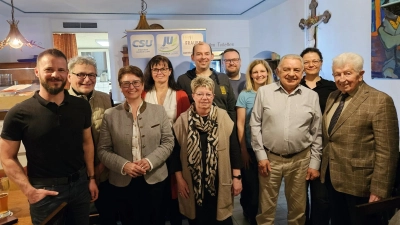 Im Bild die anwesenden Jubilare von links nach rechts: Patrick Lehner (15 Jahre), Alfred Lindenberger (50 Jahre), MdB Susanne Hierl, Bürgermeister-Kandidatin Birgit Barth, Andrea Lehner (15 Jahre), Thomas Kormann (30 Jahre), Markus Neukam (15 Jahre), Claudia Kormann (15 Jahre), Hans Steger (55 Jahre), Susanne Trenz (15 Jahre), Willi Schelz (60 Jahre). (Bild: Siegfried Neukam)